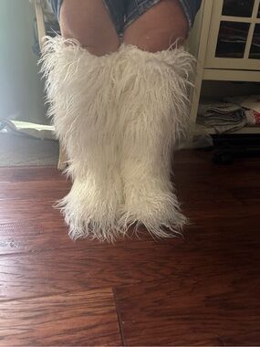 White Long Shaggy Fur Knee-High Boots size 8 fuzzy furry boots New